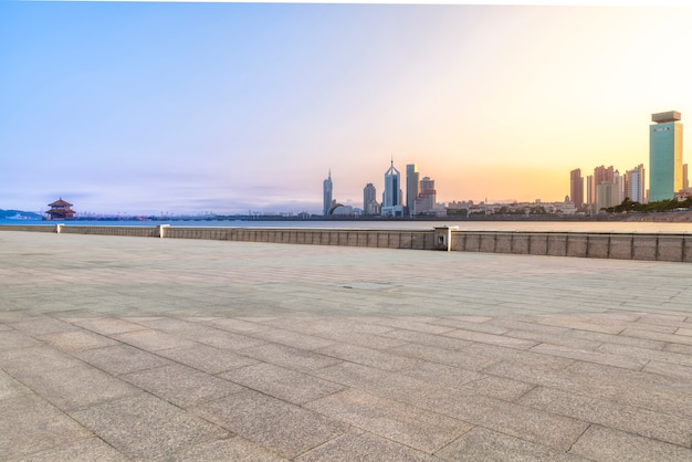 Puste Marmurowe Podłogi I Panoramę Miejskich Budynków Qingdao.