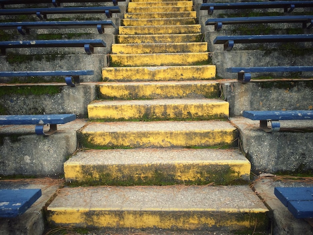 Puste miejsca na schodach na stadionie