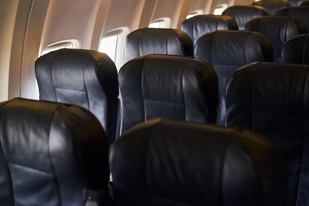 Puste miejsca pasażerskie w samolocie