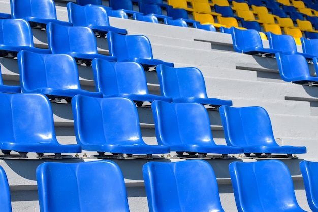 Zdjęcie puste niebieskie krzesła na stadionie