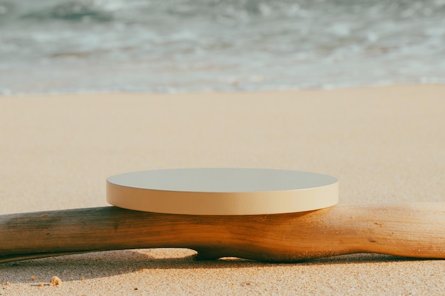 Puste okrągłe białe podium platformy i sucha gałązka drzewa na plaży Minimalne tło kompozycji kreatywnej
