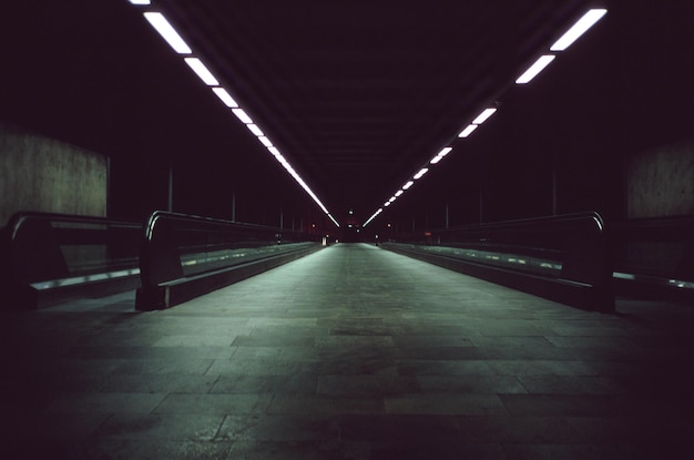 Puste oświetlone metro