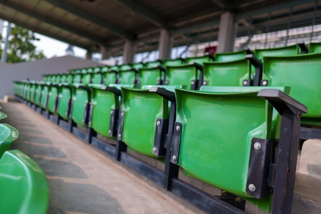 Puste plastikowe siedzenia stadionowe na stadionie piłkarskim na arenie