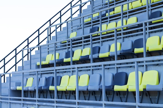 Puste plastikowe siedzenie lub krzesło na tle stadionu