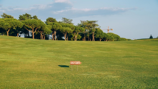 Puste pole golfowe w Algarve w Portugalii ze znakami dla wózków golfowych