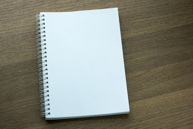 puste spirali notebooka na ciemnym tle drewna