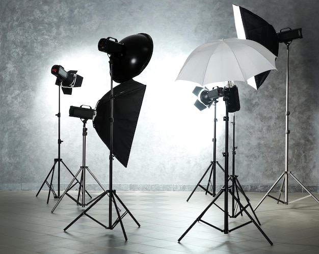 Puste studio fotograficzne z wyposażeniem oświetleniowym