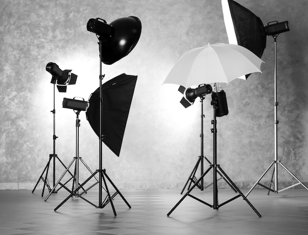 Puste studio fotograficzne z wyposażeniem oświetleniowym