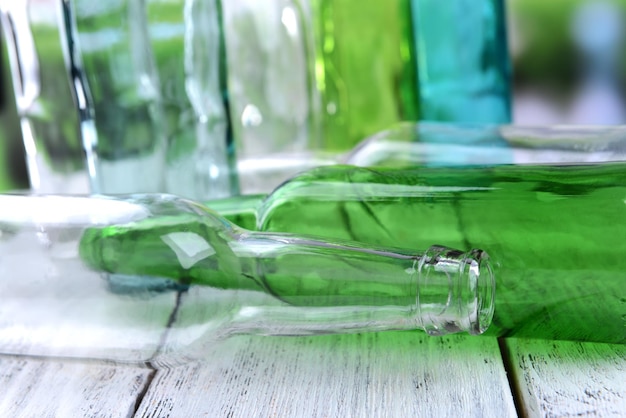 Zdjęcie puste szklane butelki na stołowym zbliżeniu