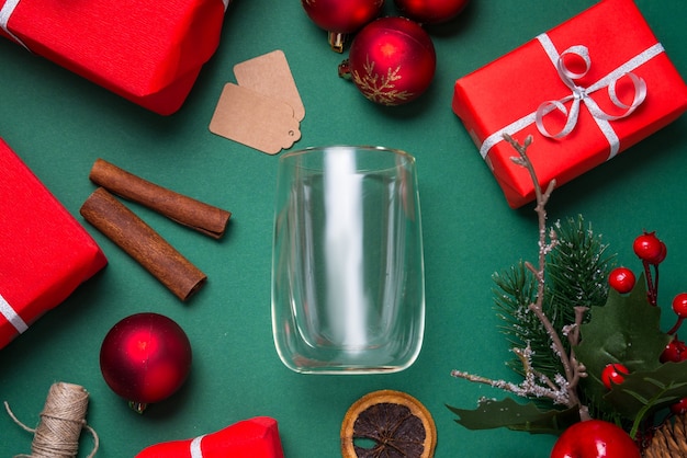Puste szklane filiżanki herbaty, leżał płaski kubek, koncepcja Bożego Narodzenia