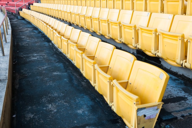 Puste żółte miejsca na stadioniePrzejście rzędów siedzeń na stadionie piłkarskim