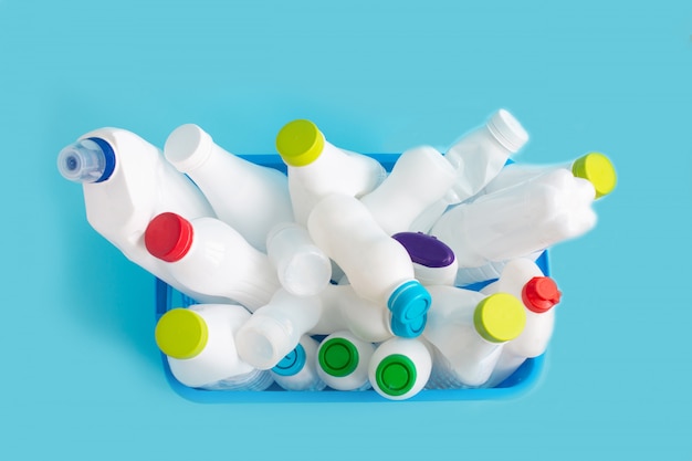 Puste Zużyte Białe Plastikowe Butelki W Koszu Do Recyklingu