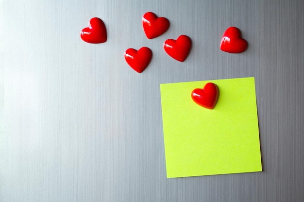 Pusty arkusz papieru na drzwiach lodówki Papier firmowy z magnetycznym sercem Walentynki wyślij wiadomość tekstową o miłości