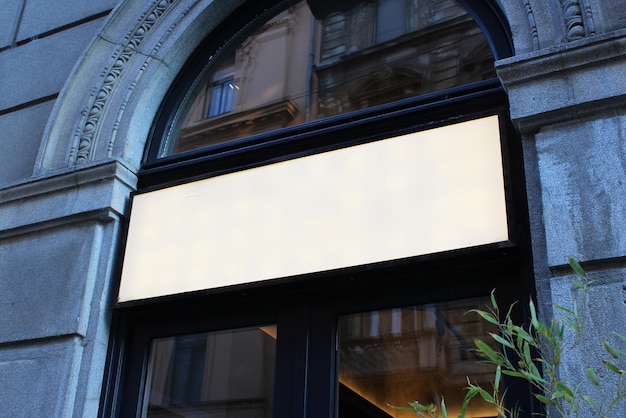 Pusty biały model tablicy reklamowej restauracji lub sklepu na szablonie sklepu