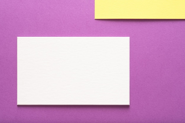 Pusty biały papier na fioletowym tle pustej przestrzeni dla wiadomości lub komunikacji tekstowej i koncepcji reklamy