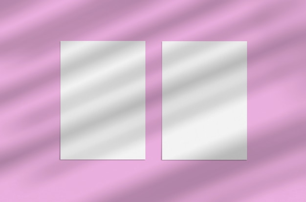 Pusty biały pionowy arkusz papieru 5 x 7 cali na różowym tle z nakładką cienia. Makieta nowoczesnych i stylowych kart okolicznościowych lub zaproszenia ślubne.
