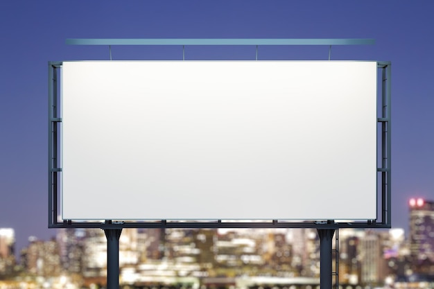 Pusty biały poziomy billboard na tle budynków miasta w nocy widok z przodu makieta koncepcja reklamy