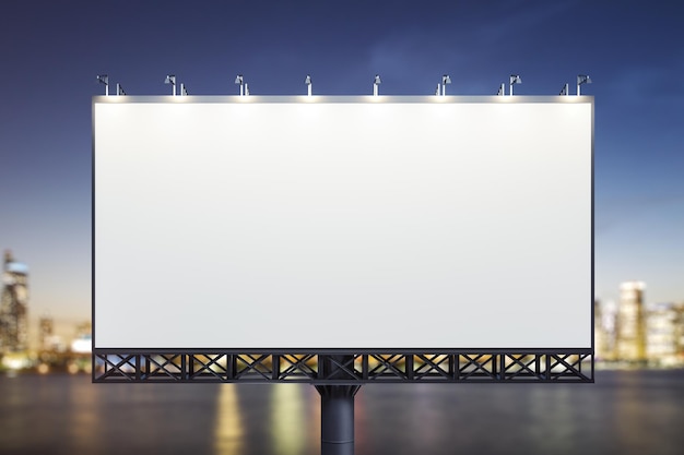 Pusty biały poziomy billboard na tle gród w nocy widok z przodu makieta koncepcja reklamy