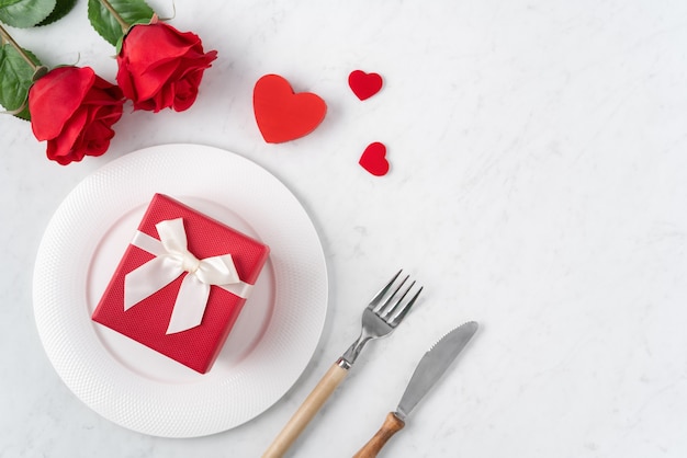 Pusty biały talerz z zastawą stołową na Walentynki specjalne święto randkowe koncepcja posiłku.