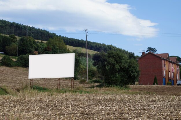 Pusty billboard na działce