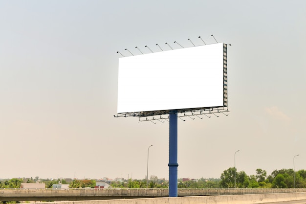 Pusty billboard na niebieskiego nieba tle dla nowej reklamy