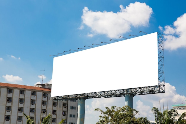 pusty billboard na nową reklamę