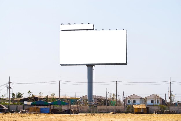 pusty billboard na nową reklamę