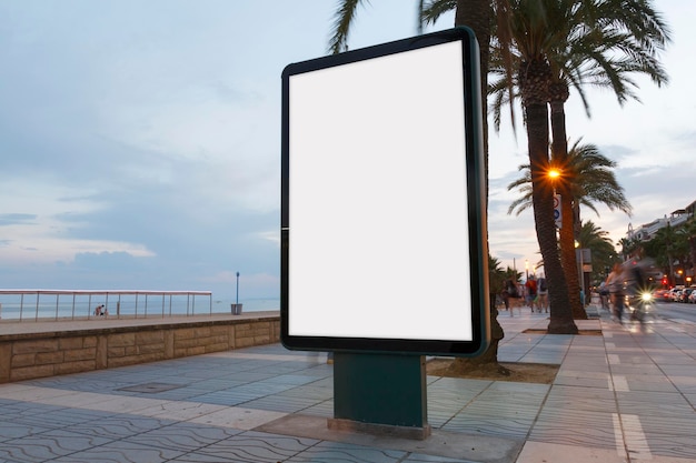 Pusty billboard przy plaży?