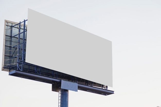 Pusty billboard reklamowy na białym tle
