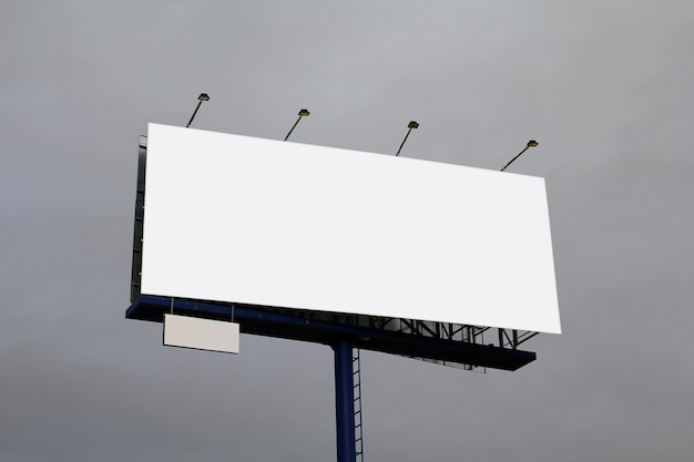 Zdjęcie pusty billboard reklamowy na chmurnym niebie