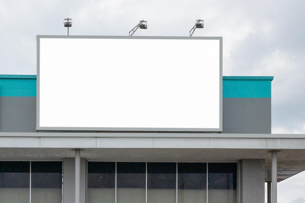 Pusty billboard reklamowy na lotnisku, wyświetlanie reklam szablonu plakatu makiety