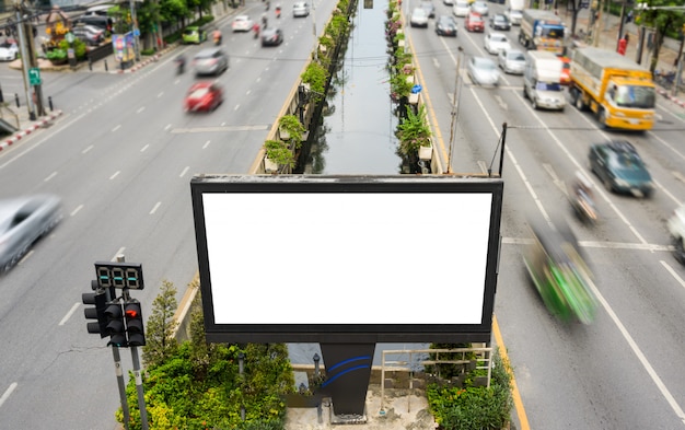 Pusty billboard reklamowy, tablica informacyjna z sygnalizacją świetlną na ulicy. Koncepcja reklamy