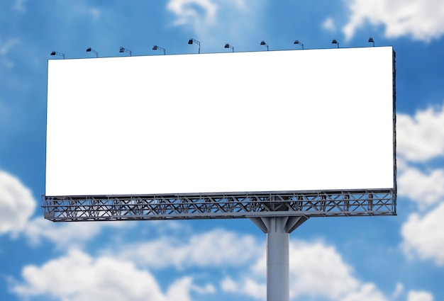 Pusty billboard z niebieskim niebem