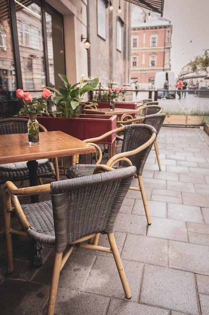 Pusty chodnik kawiarnia Ulica kawiarnia Lwów punkt orientacyjny Pejzaż miejski tło Meble restauracyjne na świeżym powietrzu