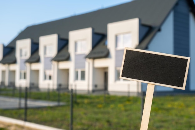 Pusty czarny billboard przeciwko apartament rodzinny dom Pusty szablon makieta Etykieta tablica w Townhome Skopiuj transparent miejsca na tekst Dom wielorodzinny Koncepcja cena wynajmu domu kupno domu