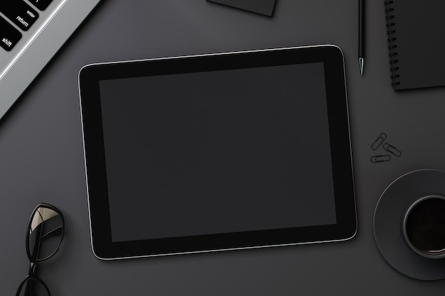 Pusty czarny cyfrowy tablet i akcesoria
