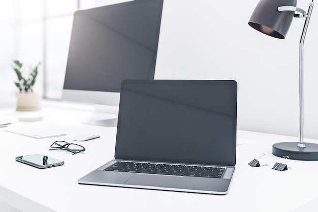 Pusty czarny nowoczesny ekran laptopa z odbiciem i miejsce na logo lub tekst na stole z czarną lampą smartfon i monitor komputerowy na tle makieta renderowania 3D