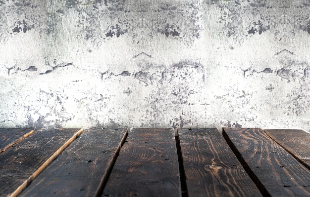 Pusty Drewniany Blat Na Białym Tle Ściany Betonowej Premium Zdjęcia