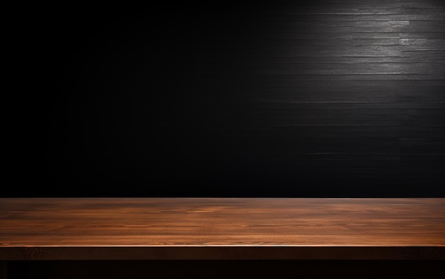 Pusty drewniany stół do prezentacji z ciemnym tłem i izolowanym oświetleniem wpuszczanym