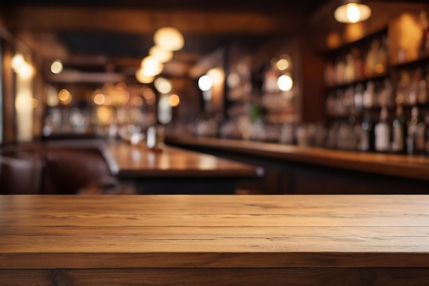 Pusty drewniany stół i niewyraźne tło baru lub pubu