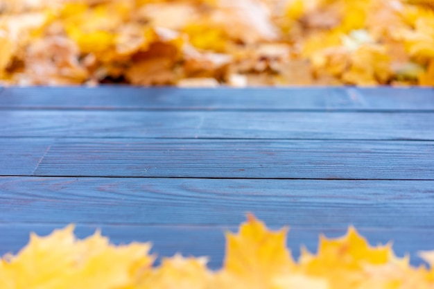 Pusty drewniany stół natura bokeh tło z jesiennym żółtym liściem klonowym obrzeżem Szablon makiety do wyświetlania produktu Kopiuj miejsce