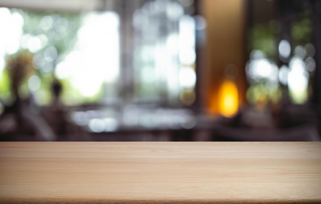 Zdjęcie pusty drewniany stół przed abstrakcyjnym niewyraźnym tłem kawiarni drewnianny stół z przodu może być używany do wyświetlania lub montażu produktów