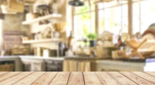 Pusty drewniany stół z zamazaną starodawną kuchnią na tle