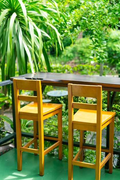 Zdjęcie pusty drewniany stołek barowy w ogrodzie