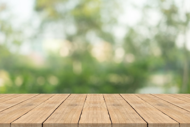 Pusty drewniany stołowy wierzchołek na naturze zamazywał tło