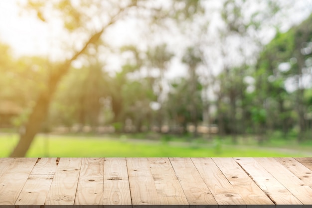 Pusty Drewno Stół I Defocused Bokeh I Plamy Tło Ogrodowi Drzewa W świetle Słonecznym