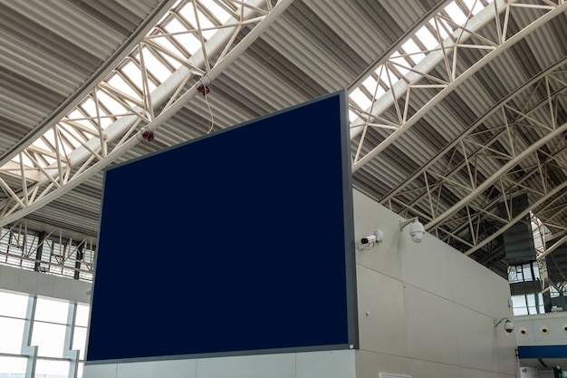 Pusty duży billboard z kamerą cctv ze strukturą na lotnisku