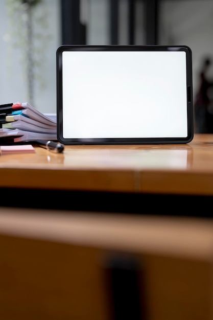 Pusty ekran cyfrowy tablet na drewnianym stole widok pionowy Makieta kreatywny obszar roboczy z cyfrowym tabletem