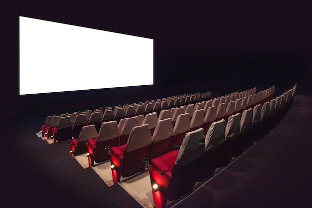 Pusty ekran filmowy z rozmytym krzesłem w kinie.