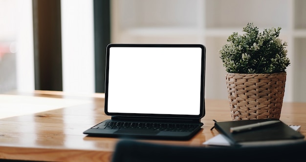 Pusty Ekran Laptopa Na Stół Z Drewna Z Kawą Kawiarnia Tło, Makieta, Szablon Tekstu, ścieżki Przycinające Zawarte Na Ekranie Tła I Urządzenia